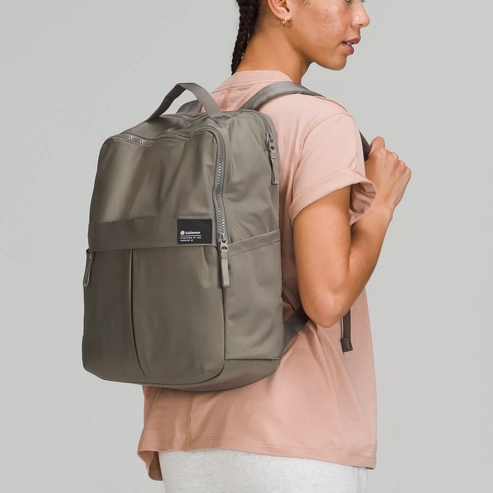 BNWT Lululemon Everyday Backpack in Gray Sage